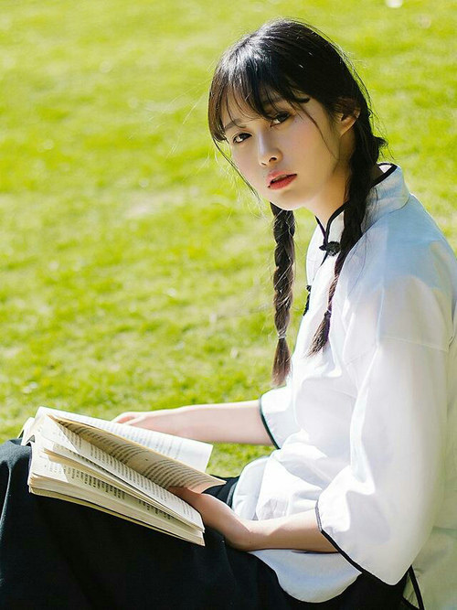 德甲各队纷纷推出定制化球迷礼包，增强互动体验，德甲各个球队赞助商